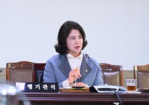 [거제=뉴시스] 신정철 기자= 토토 커뮤니티 이미숙 의원(장평·고현·수양동/더불어민주당)이 발의한 '거제시 화훼산업 활성화 지원 조례안' 등 3건의 조례안이 지난 7일 제252회 임시회 제2차 본회의에서 원안 통과됐다. 사진은 이미숙 의원의 조례안 발의 모습.(사진=거제시의회 제공).2025.03.09. photo@newsis.com *재판매 및 DB 금지