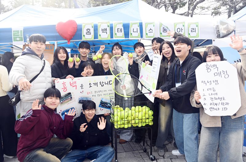 국립부경토토 핫교 백경관장에서는 최근 새 학기를 맞아 52동아리가 참가한 신입부원 모집행사가 열려 눈길을 끌었다. 국립부경토토 핫교 제공