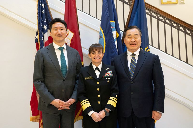 정기선 HD현대 수석부회장(왼쪽 첫번째)이 정호섭 전 대한민국 해군참모총장(왼쪽 세번째)과 함께 지난 7일 미국 해군사관학교에서 이벳 M. 데이비스 교장과 기념촬영을 하고 있다. HD현대 제공
