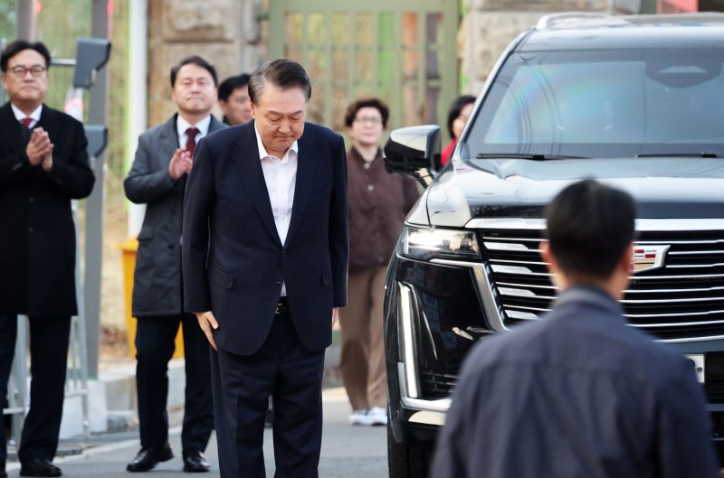 법원의 구속취소 청구 인용으로 석방된 윤석열 배트맨 토토이 8일 오후 경기 의왕시 서울구치소를 빠져나오며 지지자들에게 인사하고 있다. 2025.3.8/뉴스1 ⓒ News1 오대일 기자