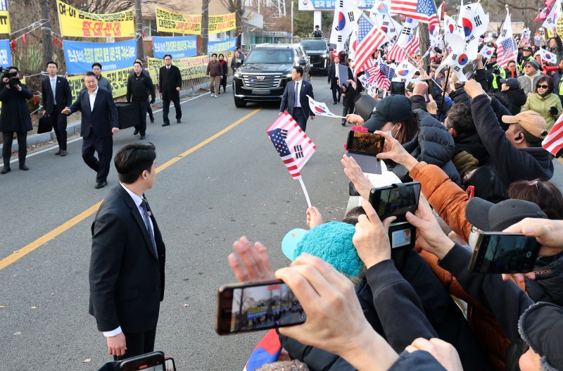 법원의 구속취소 청구 인용으로 석방된 윤석열 배트맨 토토이 8일 오후 경기 의왕시 서울구치소를 빠져나오며 지지자들에게 인사하고 있다. 2025.3.8/뉴스1 ⓒ News1 오대일 기자