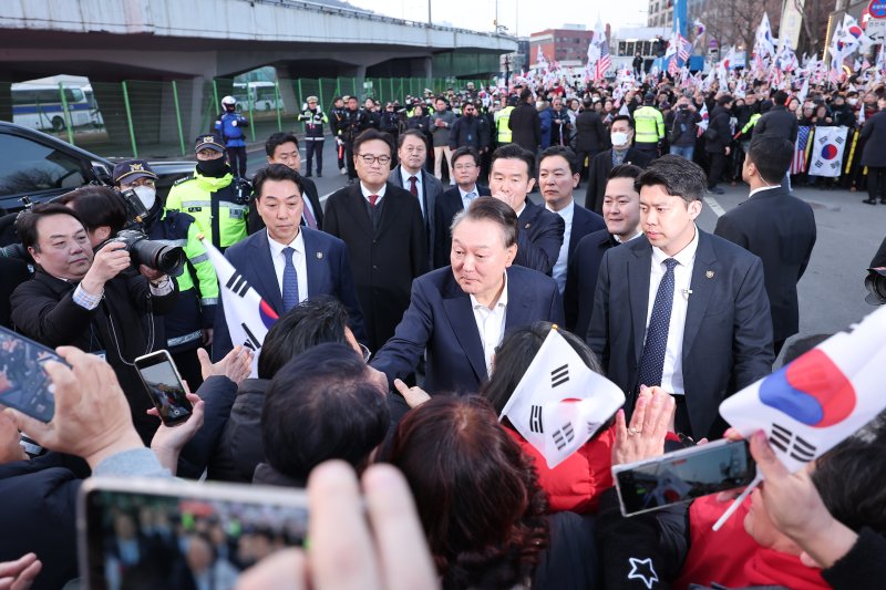 법원의 구속취소 청구 인용으로 석방된 윤석열 배트맨 토토이 8일 오후 서울 용산구 한남동 배트맨 토토 관저 앞 지지자들과 인사하고 있다. 2025.3.8/뉴스1 ⓒ News1 김성진 기자