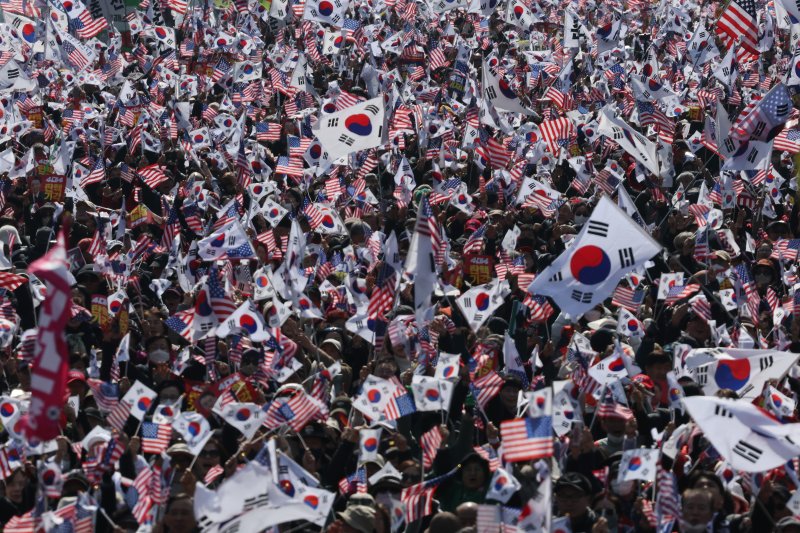 법원의 윤석열 배트맨 토토 구속 취소 결정 이후 첫 주말인 8일 오후 광화문 광장 일대에서 열린 자유통일을 위한 국민대회에서 참가자들이 윤석열 배트맨 토토 탄핵 기각을 촉구하고 있다. 2025.3.8/뉴스1 ⓒ News1 이동해 기자