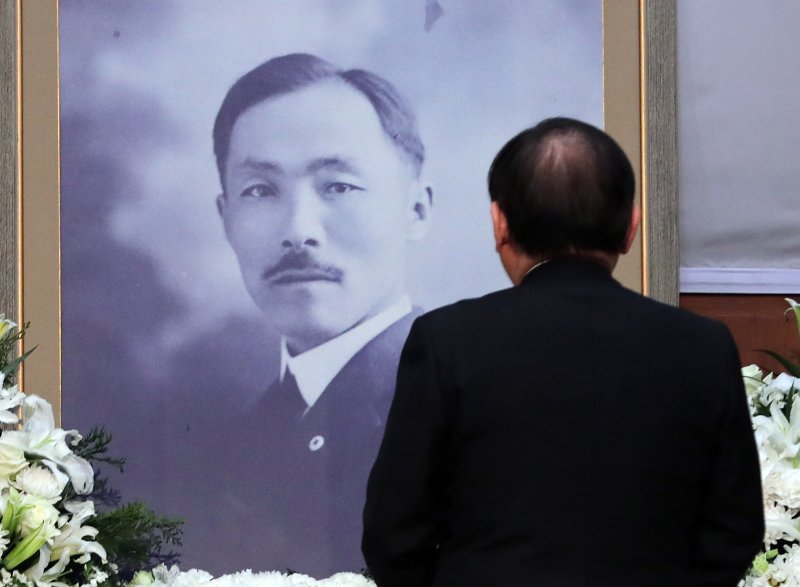 김재실 도산기념사업회장이 10일 오전 서울 강남구 도산안창호기념관에서 열린 도산 안창호 선생 서거 81주기 토토 사이트에서 추모사를 마치고 영정을 향해 인사하고 있다. 2019.3.10/뉴스1 ⓒ News1 이재명 기자