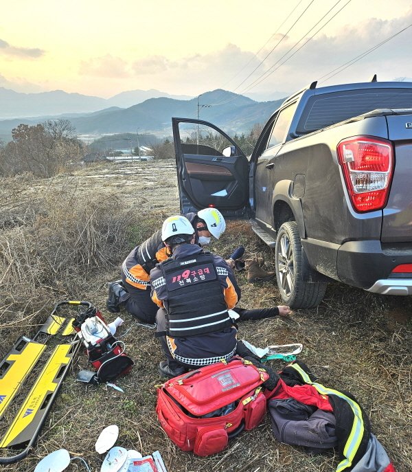 지난 8일 오후 전북 남원시에서 60대 산불진화대원이 의식 잃은 채 차안에서 토토 사이트돼 병원으로 옮겨졌지만 끝내 숨졌다.(전북소방본부 제공, 재판매 및 DB 금지)/뉴스1