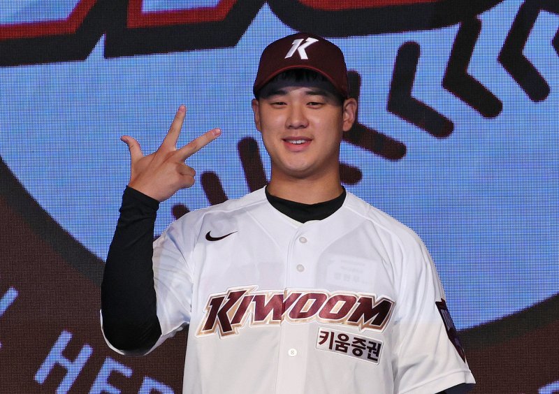 11일 오후 서울 송파구 롯데호텔 월드에서 열린 ‘2025 KBO 신인 드래프트’에서 키움 1라운드 1순위로 지명된 토토 베이(덕수고)가 포즈를 취하고 있다. 2024.9.11/뉴스1 ⓒ News1 장수영 기자