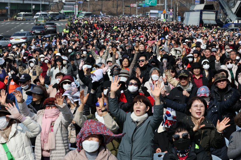 9일 서울 용산구 윤석열 대통령 관저 앞에서 전광훈 목사가 이끄는 사랑제일교회 주최로 열린 주일 예배 참석자들이 탄핵 반대를 촉구하고 있다. 2025.3.9/뉴스1 ⓒ News1 박세연 기자