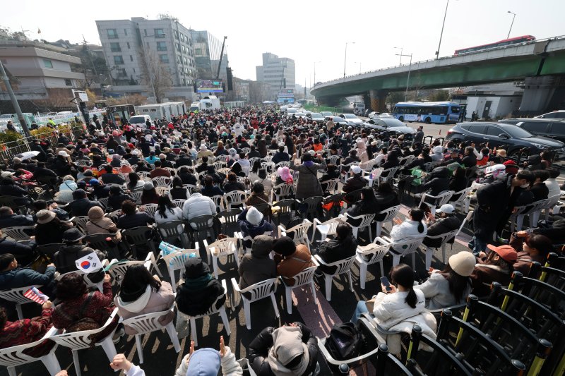 9일 서울 용산구 윤석열 대통령 관저 앞에서 전광훈 목사가 이끄는 사랑제일교회 주최로 열린 주일 예배 참석자들이 탄핵 반대를 촉구하고 있다. 지2025.3.9/뉴스1 ⓒ News1 박세연 기자