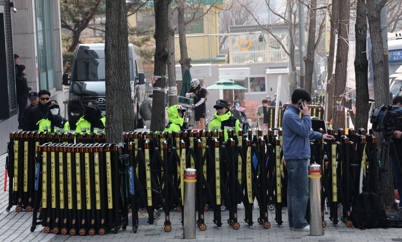 9일 서울 용산구 윤석열 대통령 관저 앞을 경찰이 통제하고 있다. 2025.3.9/뉴스1 ⓒ News1 박세연 기자