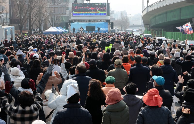 9일 서울 용산구 윤석열 대통령 관저 앞에서 전광훈 목사가 이끄는 사랑제일교회 주최로 열린 주일 예배 참석자들이 탄핵 반대를 촉구하고 있다. 2025.3.9/뉴스1 ⓒ News1 박세연 기자