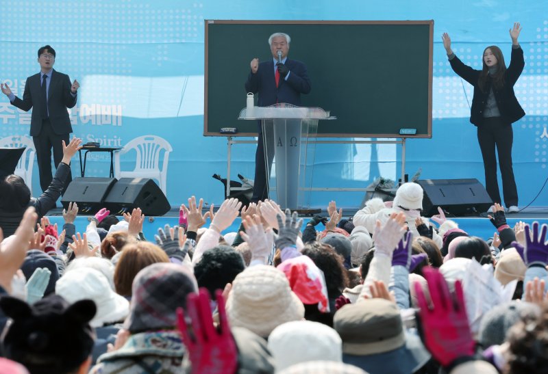 전광훈 목사가 9일 서울 용산구 윤석열 대통령 관저 앞에서 사랑제일교회 주최로 열린 주일 예배에서 발언을 하고 있다. 2025.3.9/뉴스1 ⓒ News1 박세연 기자