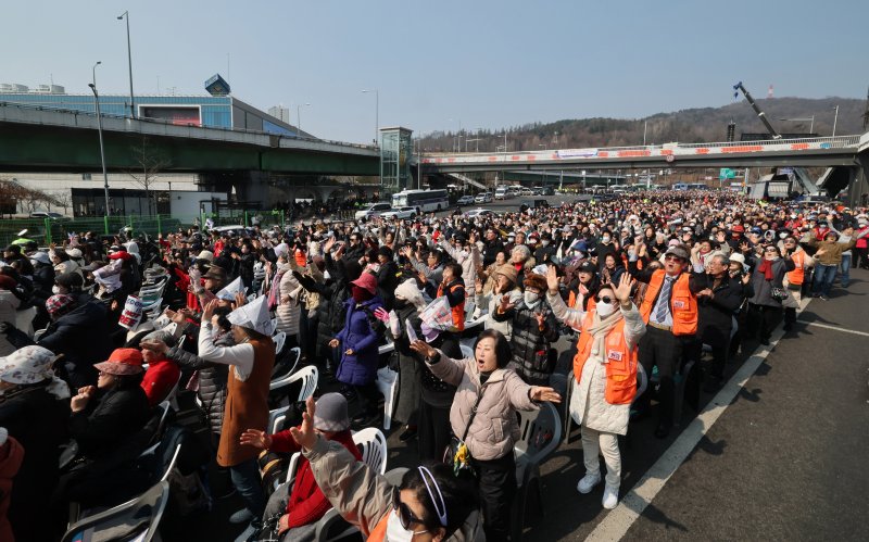 9일 서울 용산구 윤석열 대통령 관저 앞에서 전광훈 목사가 이끄는 사랑제일교회 주최로 열린 주일 예배 참석자들이 탄핵 반대를 촉구하고 있다. 2025.3.9/뉴스1 ⓒ News1 박세연 기자
