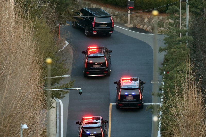 법원의 구속취소 청구 인용으로 석방된 윤석열 대통령이 8일 오후 서울 용산구 한남동 대통령 관저 에서 경호차량에 탑승해 이동하고 있다. 2025.3.8/뉴스1 ⓒ News1 황기선 기자