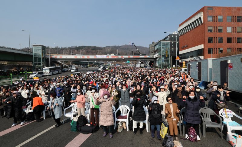 9일 서울 용산구 윤석열 대통령 관저 앞에서 전광훈 목사가 이끄는 사랑제일교회 주최로 열린 주일 예배 참석자들이 탄핵 반대를 촉구하고 있다. 2025.3.9/뉴스1 ⓒ News1 박세연 기자
