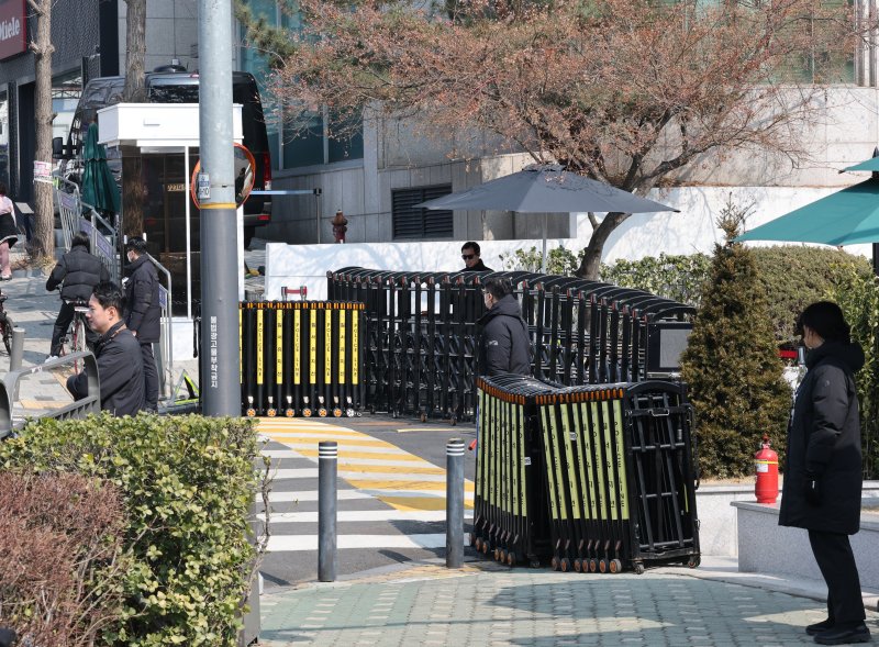 9일 서울 용산구 윤석열 대통령 관저 앞이 통제되고 있다. 2025.3.9/뉴스1 ⓒ News1 박세연 기자