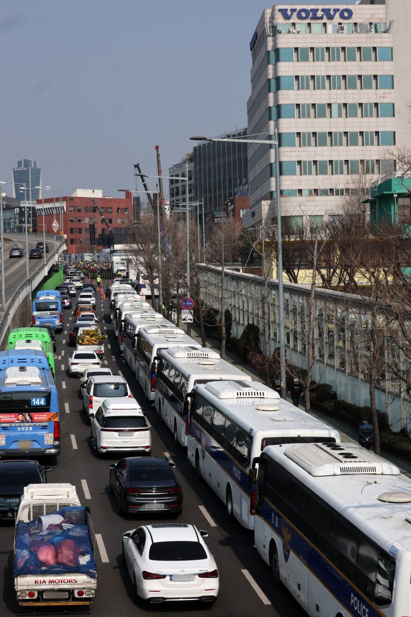 9일 서울 용산구 윤석열 대통령 관저 앞이 경찰 차벽으로 둘러쌓여 있다. 2025.3.9/뉴스1 ⓒ News1 박세연 기자