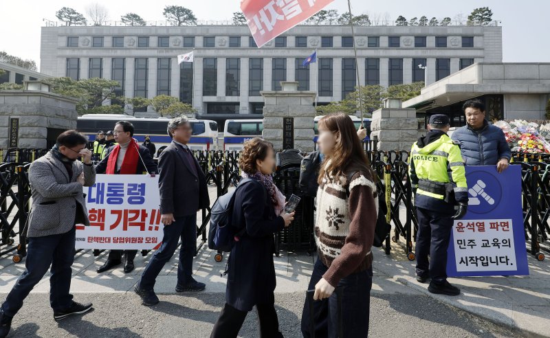 尹대통령 석방, '탄핵각하' vs. '즉각파면' 막판 여론전
