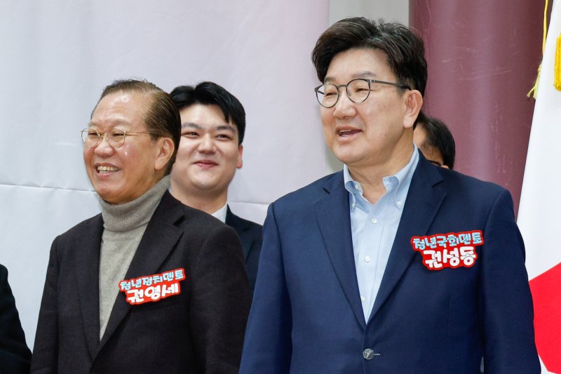 권영세 국민의힘 비상대책위원장과 권성동 원내대표가 8일 오후 서울 여의도 국회의원회관에서 열린 중앙청년위원회·중앙대학생위원회 합동 발대식에 참석하고 있다. 2025.3.8/뉴스1 ⓒ News1 안은나 기자