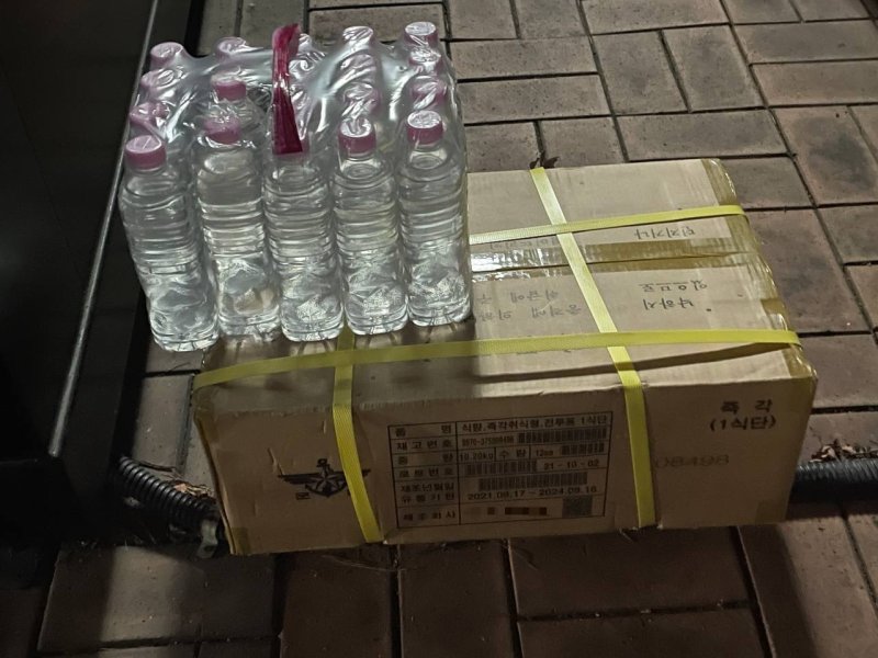 12·3 비상 계엄 선포 직후인 4일 0시30분쯤 서울 영등포구 국회의사당 국회 뒤편에서 찍힌 전투식량 사진. (추미애 더불어민주당 의원실 제공)