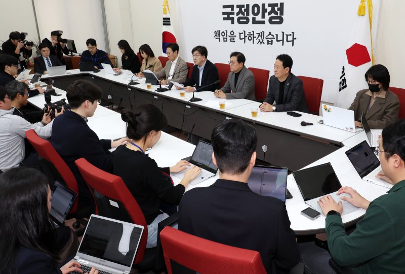 [尹 석방 파장] 탄핵 정국 다시 격랑속으로..반탄-찬탄 여론몰이 심화