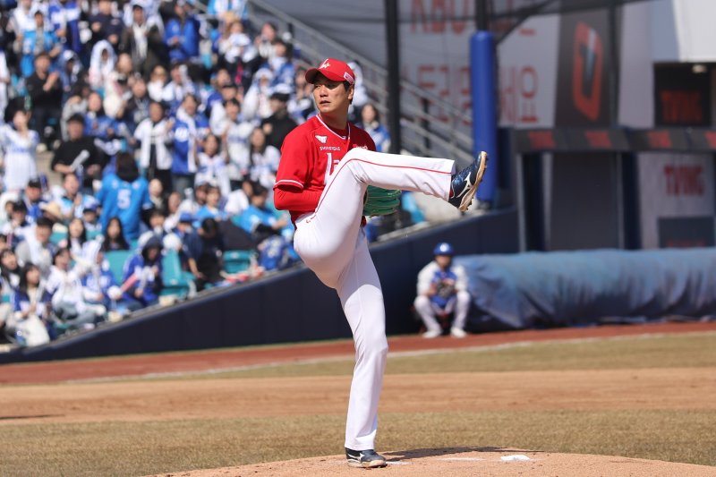 [서울=뉴시스] 프로야구 SSG 랜더스 김광현이 9일 대구 삼성라이온즈파크에서 열린 삼성 라이온즈와의 2025 KBO 시범경기에 선발 등판해 투구를 선보이고 있다. (사진=SSG 랜더스 제공) 2025.03.09. *재판매 및 DB 금지
