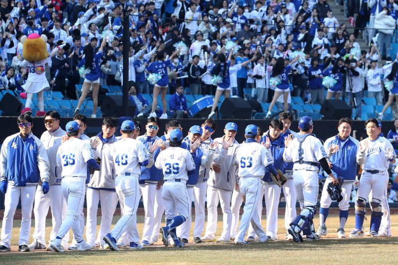 9일 오후 대구 삼성라이온즈파크에서 열린 프로야구 '2025 신한 SOL 뱅크 KBO 리그' SSG 랜더스와 삼성 라이온즈의 시범경기에서 7대 0 승리를 거둔 삼성 선수들이 기쁨을 나누고 있다. 2025.3.9/뉴스1 ⓒ News1 공정식 기자