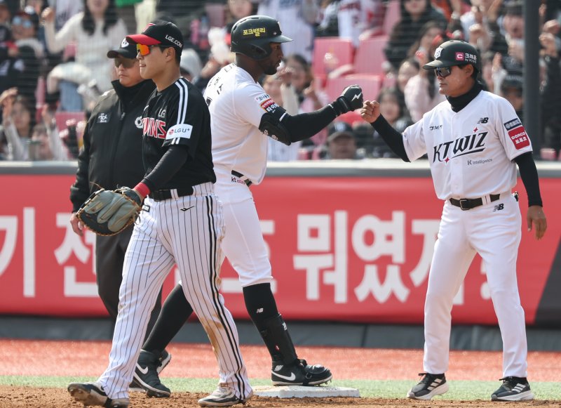 9일 오후 경기 수원 KT위즈파크에서 열린 '2025 신한 SOL뱅크 KBO 리그 시범경기' KT 위즈와 LG 트윈스의 경기, 6회말 1사 3루 상황에서 KT 로하스가 1타점 적시타를 치고 1루에 안착해 기뻐하고 있다. 2025.3.9/뉴스1 ⓒ News1 김도우 기자