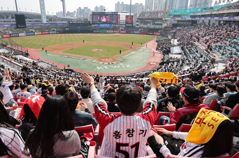 9일 오후 경기 수원 KT위즈파크에서 열린 '2025 신한 SOL뱅크 KBO 리그 시범경기' KT 위즈와 LG 트윈스의 경기에서 관중들이 응원을 펼치고 있다. 2025.3.9/뉴스1 ⓒ News1 김도우 기자