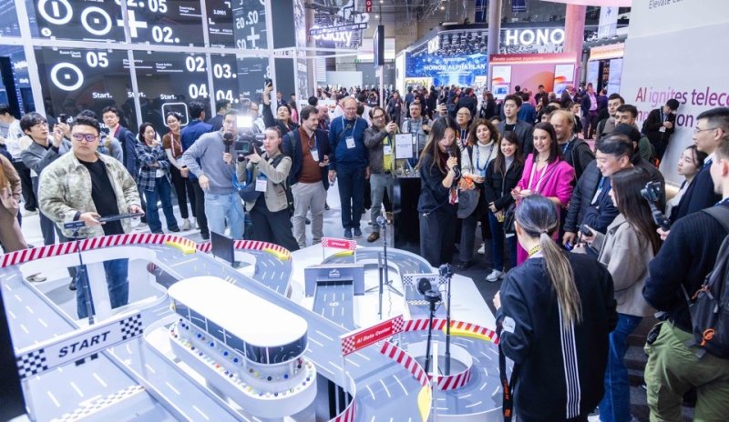 "AI가 모바일의 미래" 한·미·중 기술 경쟁, 스페인 달궜다 [MWC 2025 결산]