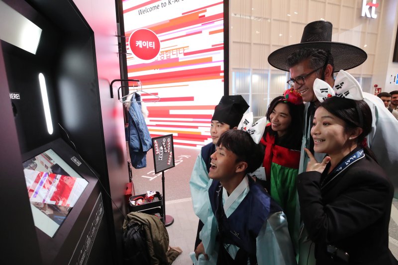 "AI가 모바일의 미래" 한·미·중 기술 경쟁, 스페인 달궜다 [MWC 2025 결산]