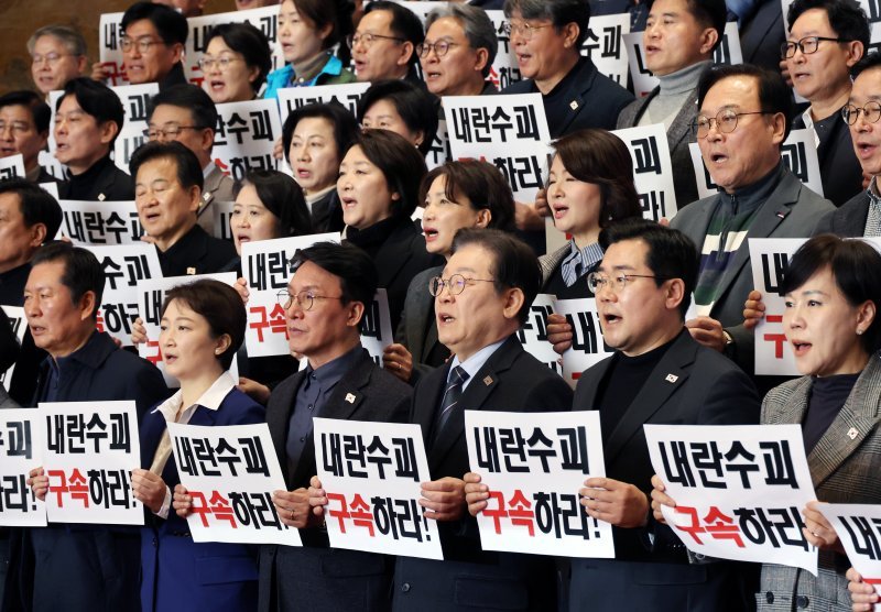 이재명(앞줄 왼쪽 네 번째부터) 더불어민주당 대표와 박찬대 원내대표 등 당 소속 의원들이 9일 오전 서울 여의도 국회 로텐더홀에서 윤석열 대통령 구속과 검찰을 규탄하는 내용을 피켓을 들고 구호를 외치고 있다. /사진=뉴시스
