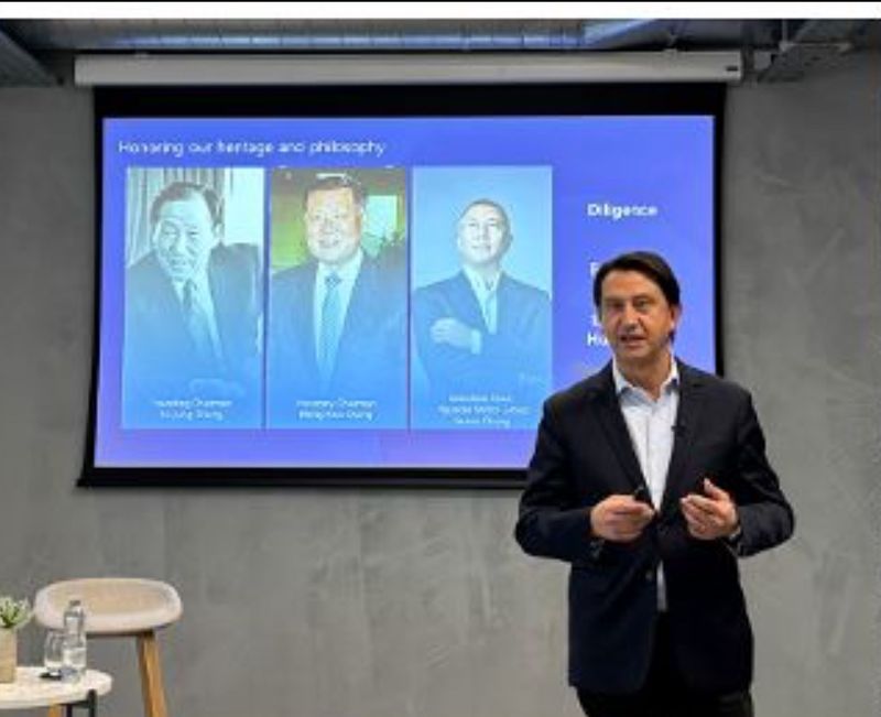 호세 무뇨스 현대차 대표이사 사장이 최근 현대자동차 영국(HMUK) 사무소에서 열린 타운홀 미팅에서 고(故) 아산 정주영 현대그룹 명예회장과 정몽구 현대차그룹 명예회장, 정의선 현대차그룹 회장을 차례로 소개하고 있다. 무뇨스 링크드인 캡처