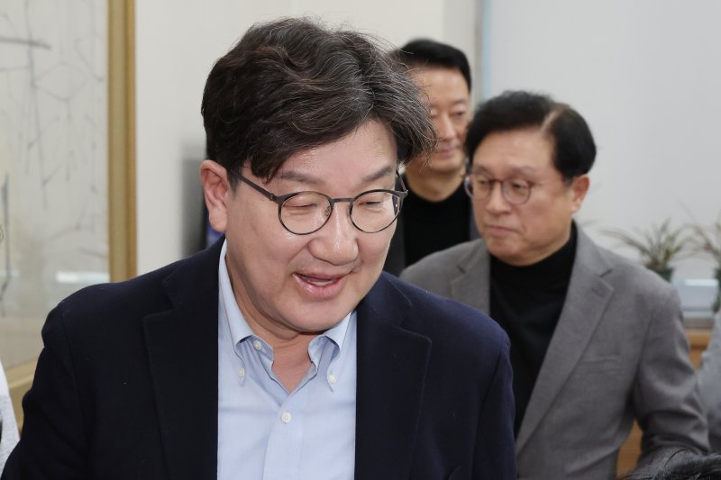 [서울=뉴시스] 조성우 기자 = 권성동(왼쪽) 국민의힘 원내대표가 9일 오후 서울 여의도 국회에서 열린 현안 관련 기자간담회에 참석하고 있다. 2025.03.09. xconfind@newsis.com