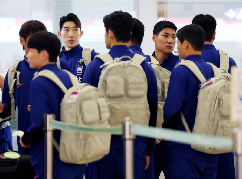 [인천공항=뉴시스] 김진아 기자 = 대한민국 남자 축구대표팀 조현우, 주민규를 비롯한 선수들이 2026 북중미 월드컵 아시아지역 3차 예선 5~6차전을 치르기 위해 지난해 11월10일 인천국제공항에서 쿠웨이트로 출국 수속을 하고 있다. 2024.11.10. bluesoda@newsis.com
