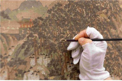 보존 처리를 하면서 색을 맞추는 모습 (출처=연합뉴스)