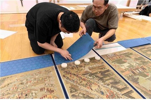 비단을 부착하는 모습 (출처=연합뉴스)