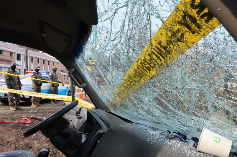 7일 오후 경기 포천시 이동면 노곡리 KF-16 전투기 오폭 사고 현장에 피해를 입은 트럭이 멈춰서 있다. 2025.3.7/뉴스1 ⓒ News1 신웅수 기자