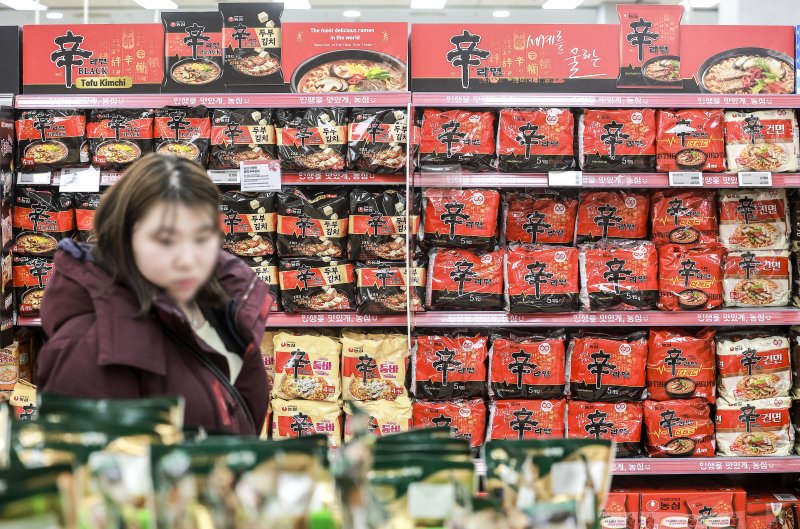 [서울=뉴시스] 정병혁 기자 = 5일 서울시내 대형마트에 농심 신라면이 진열되어 있다. 농심이 오는 17일부터 신라면과 새우깡의 가격을 조정하고, 총 56개 라면과 스낵 17개 브랜드의 출고가를 평균 7.2% 인상한다고 밝혔다. 이번 가격인상은 2022년 9월 이후 2년 6개월만이다. 주요 제품의 인상폭은 출고가격 기준으로 신라면 5.3%, 너구리 4.4%, 안성탕면 5.4%, 짜파게티 8.3%, 새우깡 6.7%, 쫄병스낵 8.5% 등이다. 2025.03.05. jhope@newsis.com
