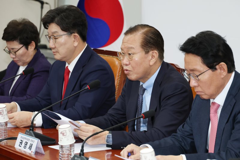 권영세 국민의힘 비상대책위원장이 10일 오전 서울 여의도 국회에서 열린 비상대책위원회의에서 모두발언을 하고 있다. 뉴스1