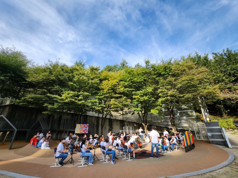 [서울=뉴시스] 서울본동초등학교 드림오케스트라 학생들의 등굣길 음악회 모습 (사진=서울시교육청 제공) 2025.03.10. photo@newsis.com *재판매 및 DB 금지