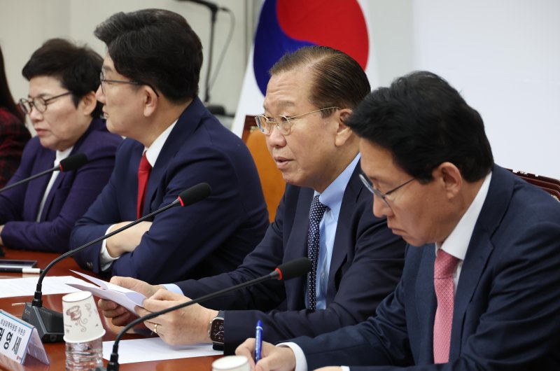 [서울=뉴시스] 조성봉 기자= 권영세 국민의힘 비상대책위원장이 10일 오전 서울 여의도 국회에서 열린 비상대책위원회의에서 발언을 하고 있다. 2025.03.10. suncho21@newsis.com