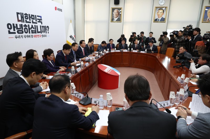 [서울=뉴시스] 조성봉 기자= 권영세 국민의힘 비상대책위원장이 10일 오전 서울 여의도 국회에서 열린 비상대책위원회의에서 발언을 하고 있다. 2025.03.10. suncho21@newsis.com