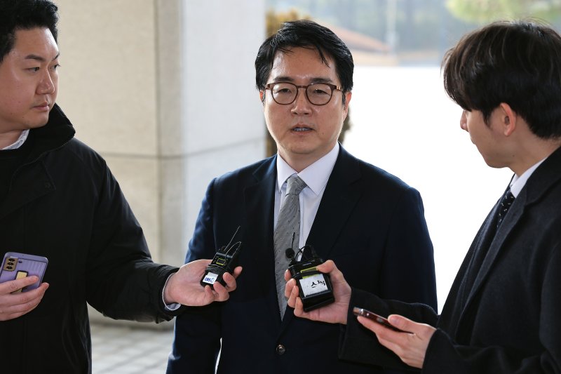 심우정 검찰총장이 10일 오전 서울 서초구 서초동 대검찰청으로 출근하며 취재진의 질문에 답하고 있다. 검찰은 윤 대통령 구속을 취소한 법원 판단에 대해 즉시항고 하지 않고 윤 대통령에 대한 석방지휘서를 서울구치소에 보내면서 윤석열 대통령은 체포 52일, 구속기소 41일 만인 지난 8일 석방됐다. 2025.3.10/뉴스1 ⓒ News1 박정호 기자