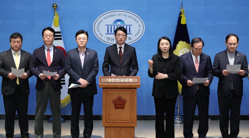 [서울=뉴시스] 조성봉 기자= 주진우 국민의힘 법률자문위원장을 비롯한 내란혐의 국정조사특위별위원회 국민의힘 의원들이 10일 오전 서울 여의도 국회 소통관에서 열린 윤석열 대통령 '불법 구속' 관련 오동운 고위공직자범죄수사처장 고발 기자회견에서 발언을 하고 있다. 뉴시스