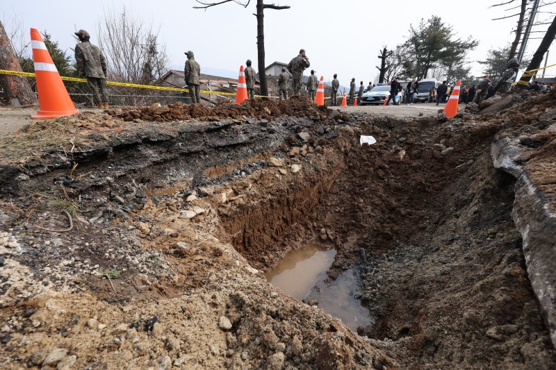 경기 포천시 이동면 노곡리 KF-16 전투기 오폭 사고 현장에 오폭으로 패인 도로가 통제되고 있다. 2025.3.7/뉴스1 ⓒ News1 신웅수 기자