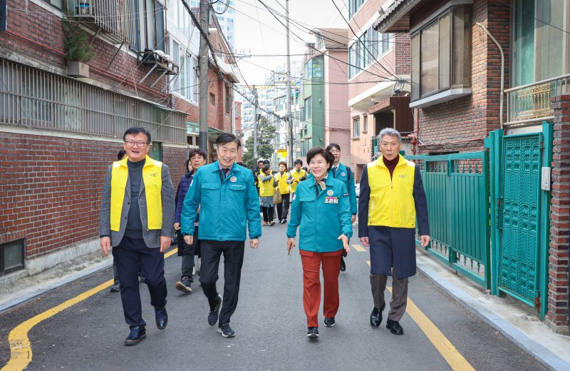 조은희 서초갑 의원과 전성수 서초구청장이 해빙기를 맞아 서초구 안전사고 예방을 위해 동네 점검에 나서고 있다. (서초구 제공)