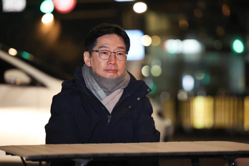 [서울=뉴시스] 김근수 기자 = 김경수 전 경남지사가 9일 저녁 서울 종로구 경복궁역 인근에서 윤석열 대통령 파면을 촉구하는 단식 농성을 하고 있다. 2025.03.09. ks@newsis.com