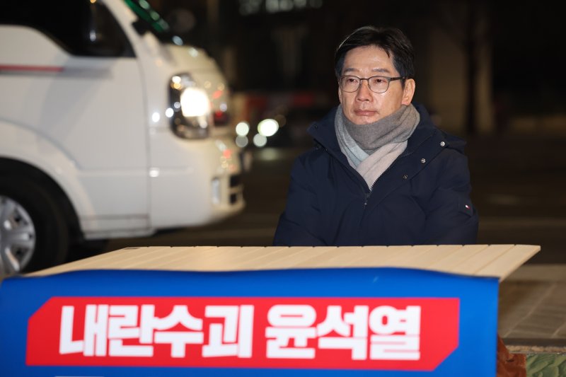 [서울=뉴시스] 김근수 기자 = 김경수 전 경남지사가 9일 저녁 서울 종로구 경복궁역 인근에서 윤석열 대통령 파면을 촉구하는 단식 농성을 하고 있다. 2025.03.09. ks@newsis.com