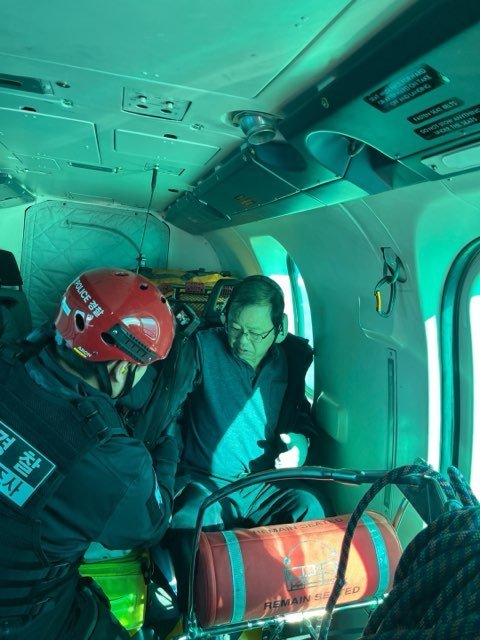 지난 설 연휴 러시아 블라디보스토크에서 강원 동해항으로 입항하던 국제여객선에서 심근경색이 발병한 연해주 지역 선교사 임성호 씨를 구조헤 응급조치 중인 동해지방해양경찰청 항공단.(동해해경청 제공, 재판매 및 DB 금지) 2025.3.10/뉴스1