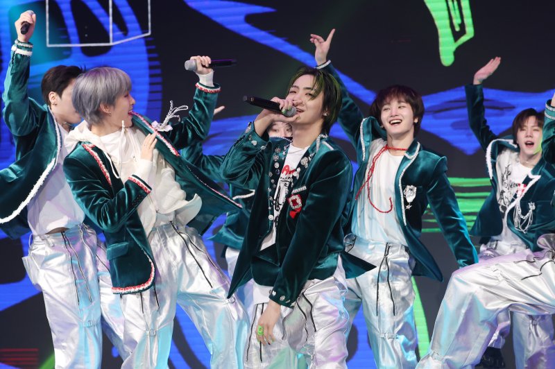 그룹 엔티엑스(NTX)가 10일 서울 마포구 쇼킹케이팝센터에서 진행된 두 번째 정규 앨범 '오버 트랙(OVER TRACK)' 발매 쇼케이스에서 타이틀곡 '오버 앤 오버(OVER N OVER)'를 열창하고 있다. 2025.3.10/뉴스1 ⓒ News1 권현진 기자